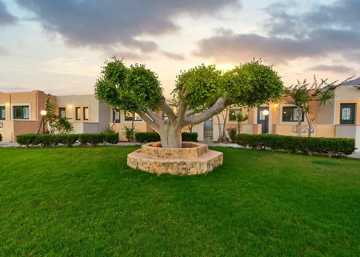 Golden Bay Apartments - Pool & Garden Retreat