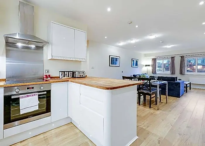 3 Bedroom Apt. 04 + Parking In Maidenhead
