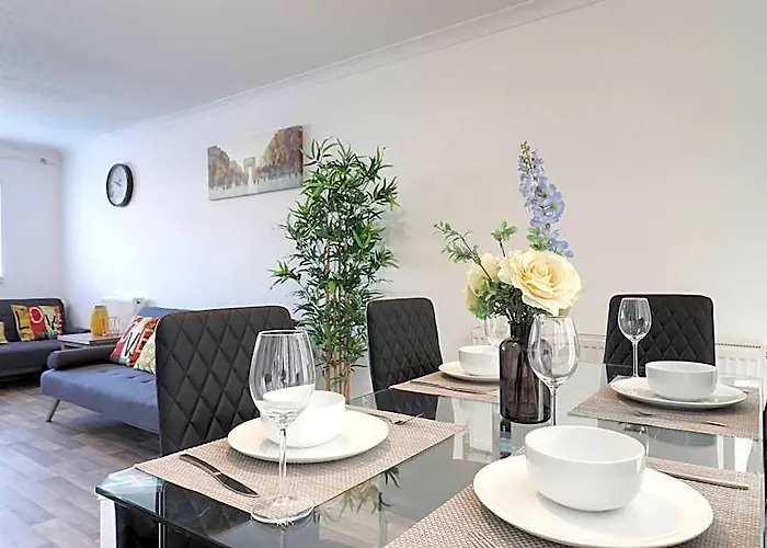 Skyvillion - Valley Way - 3Bed House In Stevenage