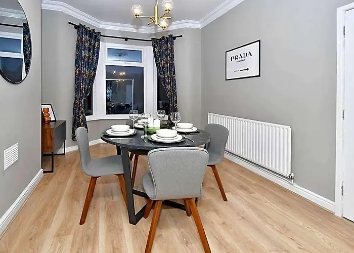 Stunning 3 Bed With Ultra Modern Kitchen, Book Now