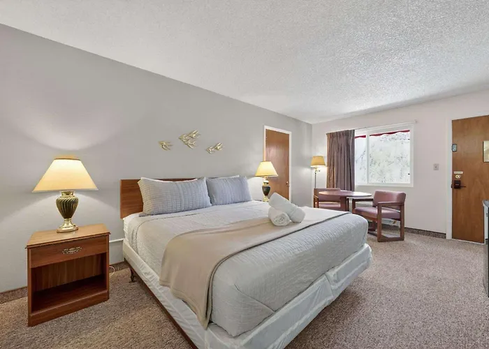 Eagle Motel Suite 225