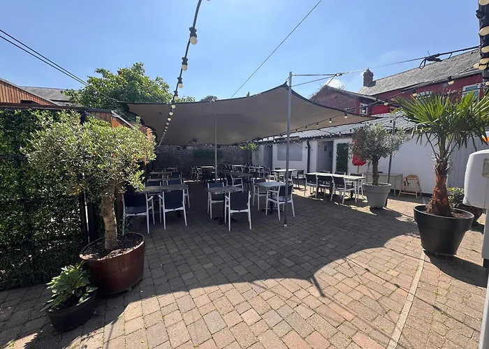Three Eagles Hotel&Restaurant And Garden Bar