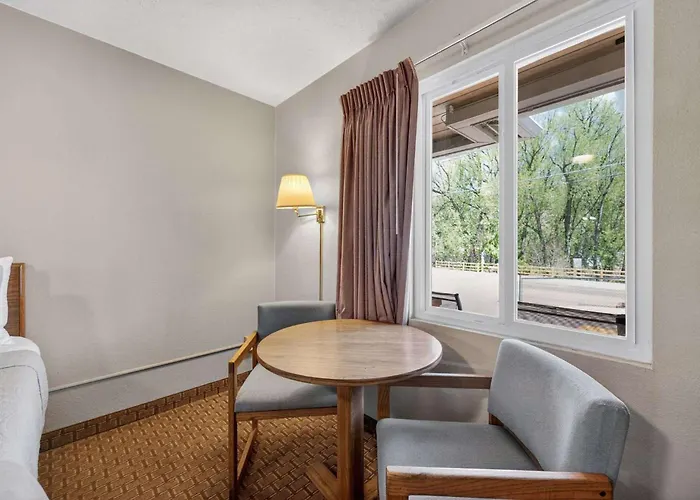 Eagle Motel Suite 121