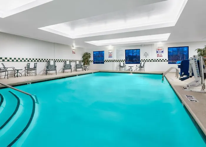 Hotels with pool Holiday Inn & Suites Raleigh Cary By Ihg