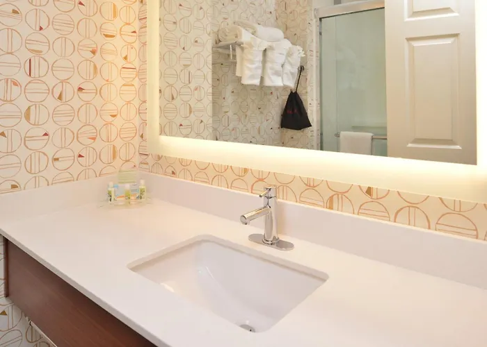 Hotels with pool Holiday Inn & Suites Raleigh Cary By Ihg