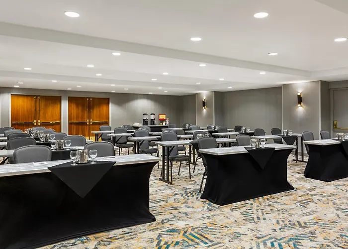 Hotel suites Crowne Plaza Seattle Newly Renovated With No Resort Fee