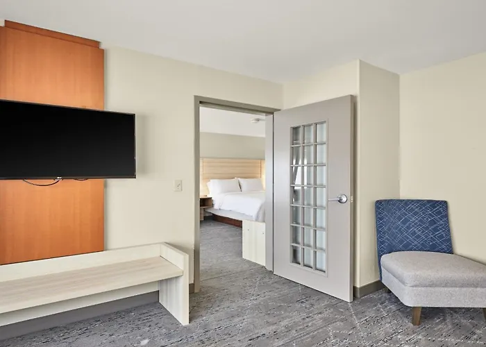 Holiday Inn Express & Suites Airport By Ihg