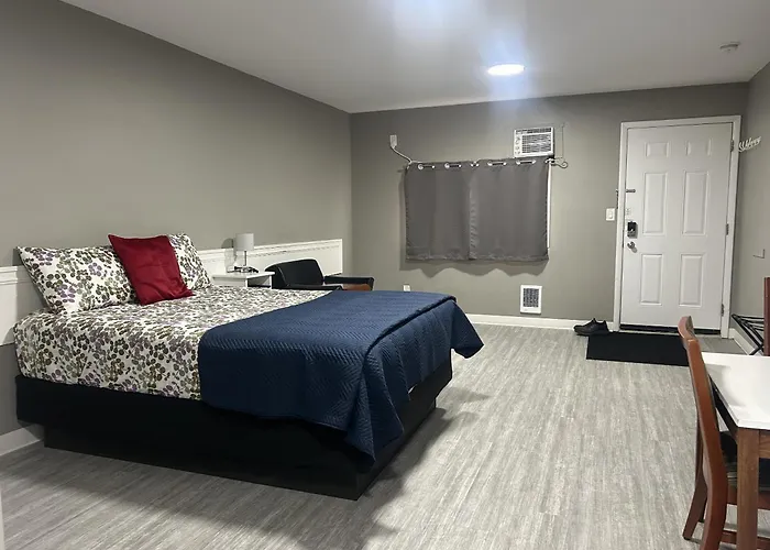 Riverside Motel & Suites