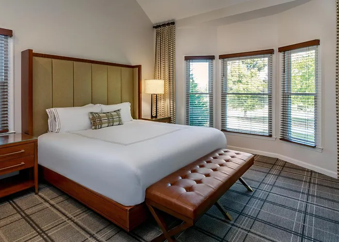 Hotels with pool Chateau Elan Winery