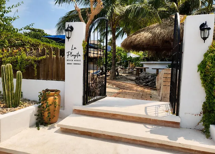 Hotels with pool La Playita Beach House
