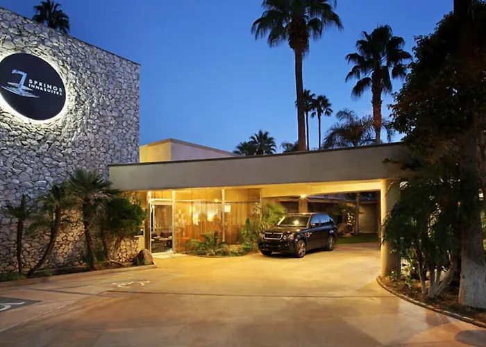 Hotels with pool 7 Springs Inn & Suites