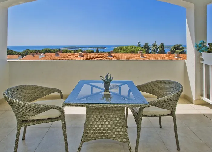  Violeta Hvar