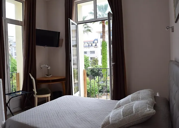 Hotel with pool: Armenonville
