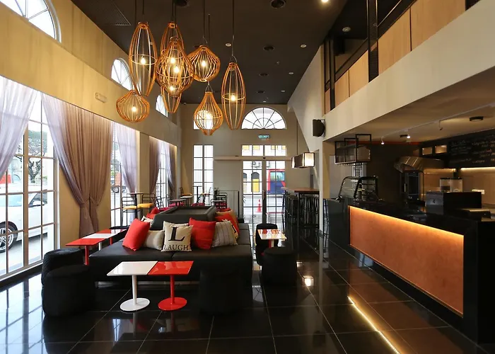 Avenue J Hotel, Central Market