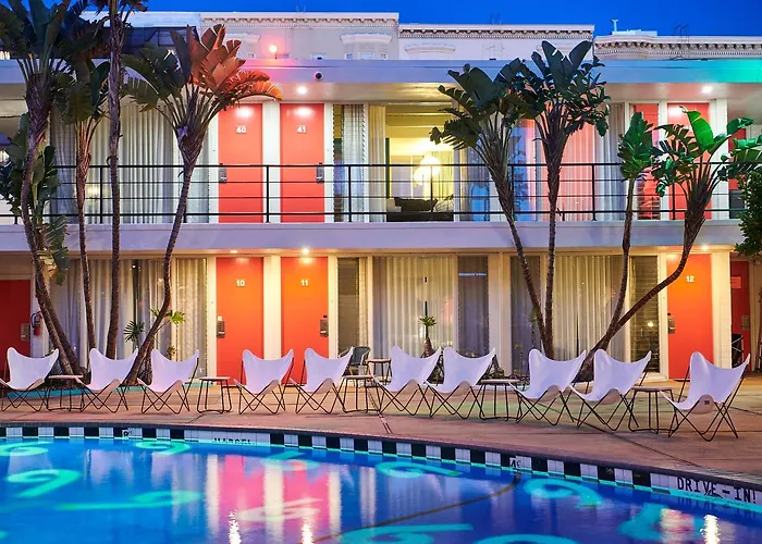Hotel with pool: Phoenix Hotel