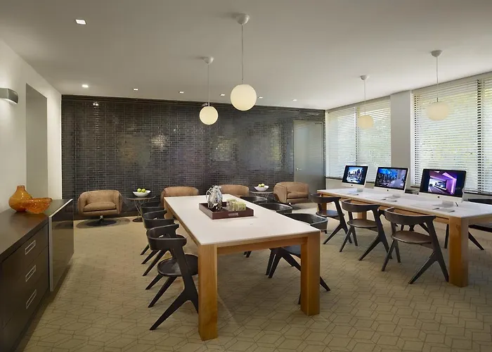Airport Hotel: Aka White Plains