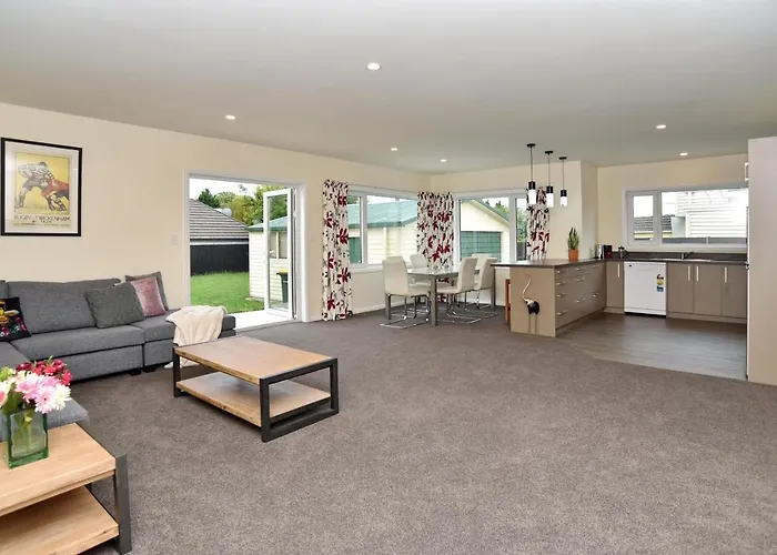 Vacation home: Weston Villa - Spacious & Family Friendly - Bookahome