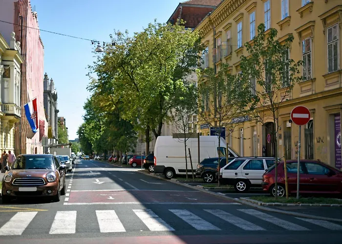 Hotel near College: Markiz Luxury Apartments